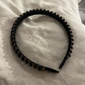 Svart diadem med pärlor - Aldrig använt. Nyskick och väldigt fint💕 