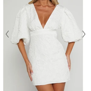 Studentklänning med puffärmar - Snygg vit klänning, köpt som studentklänning men passa tyvärr inte. Helt oanvänd och prislapp kvar! Från showpo 