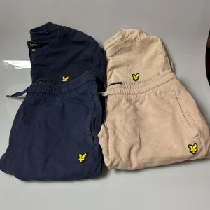 Linne shorts och linne tröjor - Allt på bilderna inngår size S (14-15y), Allt är i linne perfekt för sommaren. Pris satt i🪨