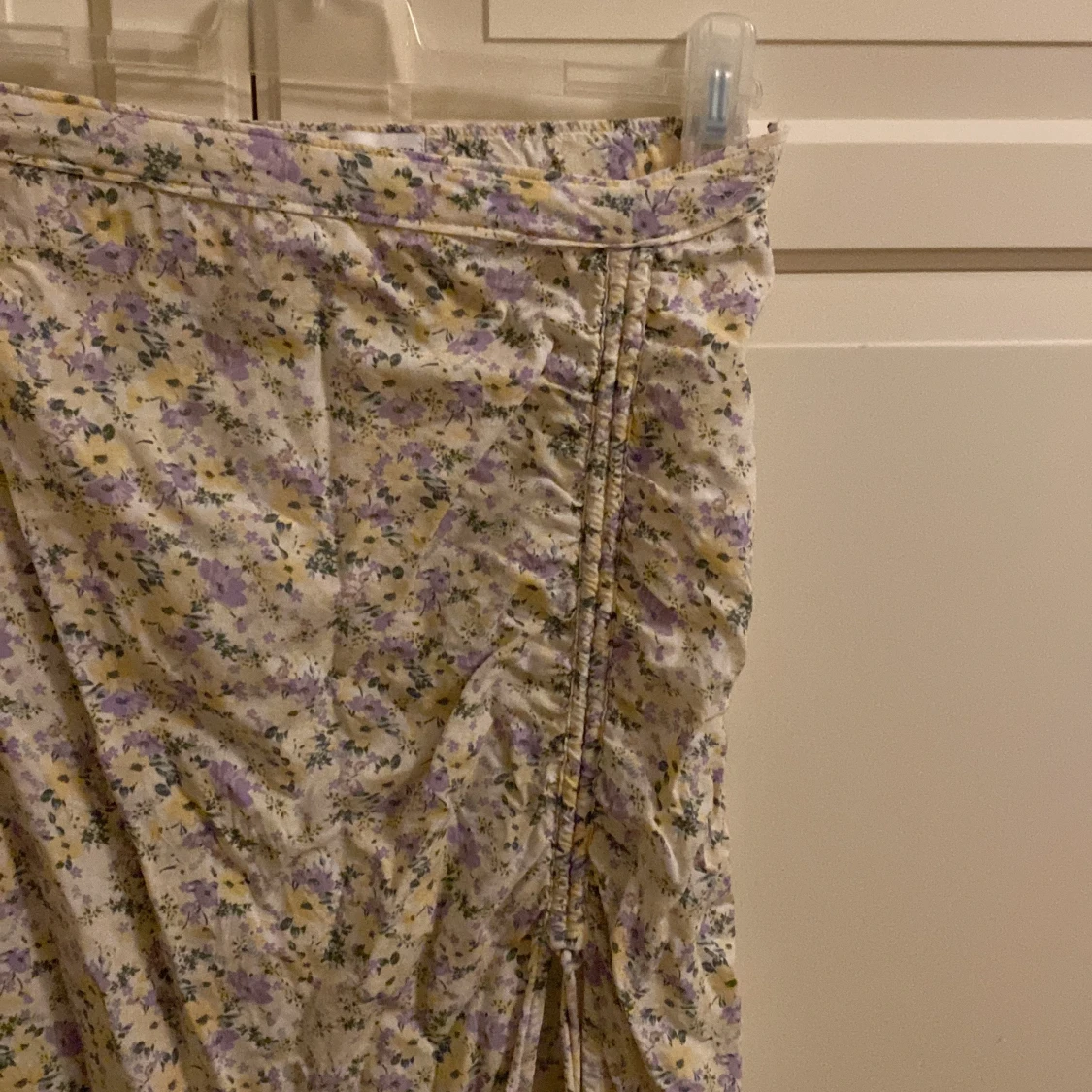 Blommig kjol med snörning - 1