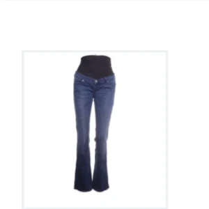 Mamma jeans  - Snygga blå bootcut jeans med låg midja men som är mamma jeans! Råkade tyvärr köpa fel men det går att klippa bort den svarta delen! 