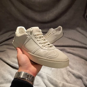 Vita Valentino flycrew  - // Valentino flycrew // Nytt skick, inga större slitningar, alla nitar är på| Nypris ca 6000 | Storlek 42, passar 42-43 | Hör av dig vid fler frågor// samt bilder // ressellfabriken  