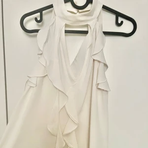 Vit festtopp zara - Säljer denna snygga topp från zara. Endast använd en gång och perfekt till middag eller fest!!!🍾💕