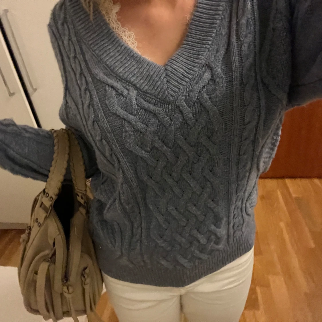 Blå stickad tröja med flätmönster - 1