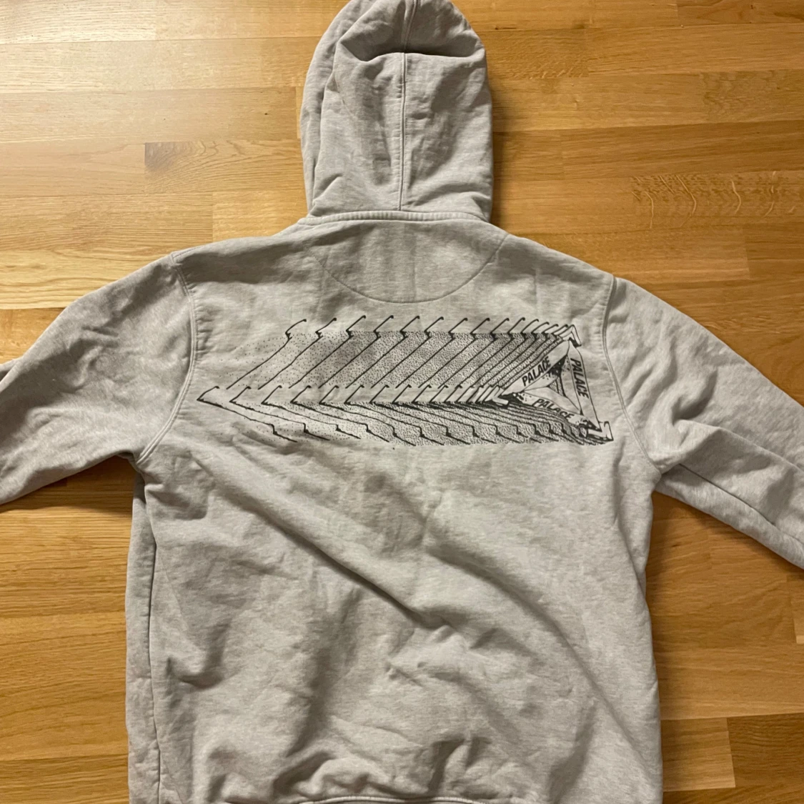 Grå hoodie från Palace - 1
