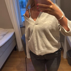 Beige omlottopp - Säljer en stickad tröja från HM, storlek xs men är stor i storleken 