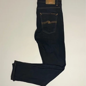 Nudie Raw denim Jeans  - Säljer nu dessa riktigt feta Nudie jeansen i modellen Lean dean, storlek 31/30 i färgen ”Dry 16 Dips”. De är raw denim vilket gör att de fadear sjukt snyggt över tid! De är helt fläckfria precis som nya! Kontakta mig vid frågor eller funderingar.