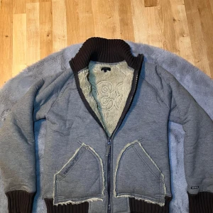 Päls cardigan  - | Säljer nu en sjukt fet cardigan med päls inuti | Märke: Blend | Storlek: M | Skick: 9/10 | Pälsen är riktigt skön och den har en sjukt snygg krage | Skriv till mig för fler frågor och bilder | 