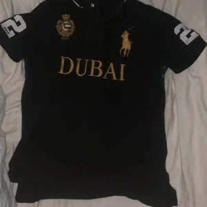 Ralph Lauren Polo Dubai Piké - Fett dubai Piké, knappt använd och inga skador på sig. Känd från chief keef 🙏🏼