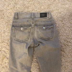 Grå jeans från Perfect Jeans - Grå jeans i storlek 32. Säljer för 150kr. Har använts 3 gånger och är i bra skick. Säljer pågrund byxorna inte kommer till användning. 