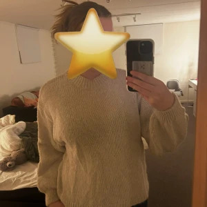 Beige stickad tröja från Gina Tricot - Mysig beige stickad tröja från Gina Tricot. Perfekt för kyligare dagar med sin varma och bekväma design. Tröjan har långa ärmar och en rund halsringning. Haft den 2 -3 gånger, pris kan alltid förhandlas 😇💕