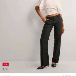 Svarta kostymbyxor - Nellys populära low waist kostymbyxor! Säljer i både 32 och 34 för jag skulle lämna tillbaka men glömde.. PRISLAPPEN ÄR KVAR!