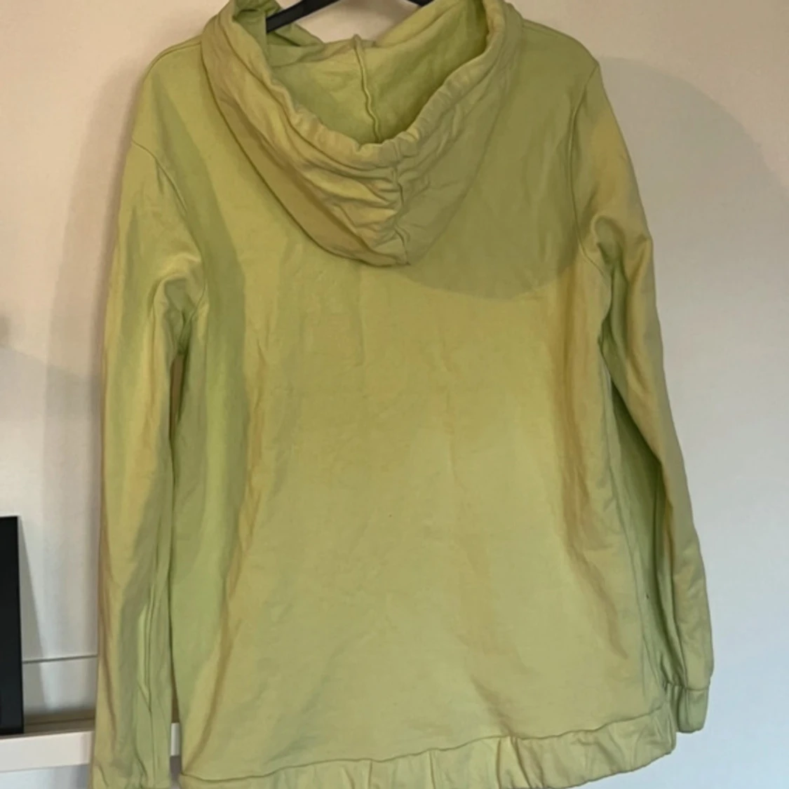 Limegrön hoodie från Emilie Malou x Na-kd - 1
