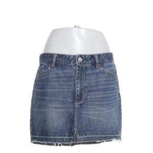 Jeanskjol från Hollister - säljer min snygga jeanskjol från Hollister, då den är för stor för mig. den är lite lång men går super lätt klippa den så som man vill ha den. pris kan diskuteras🥰