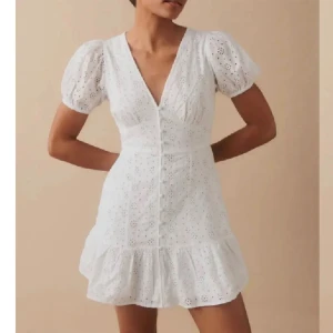 Sommar klänning - Så fin klänning som passar perfekt till skolavslutning/student, den är endast använd en gång så den ser helt ny ut i skicket❣️