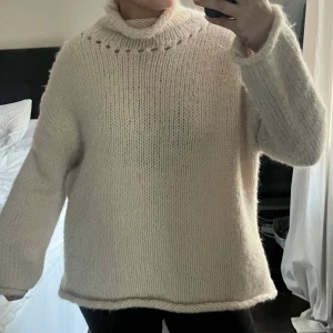 Stickad tröja  - Mysig beige stickad tröja med hög krage, osäker på storlek då lappen är borta men skulle säga att den känns som en medium🤗