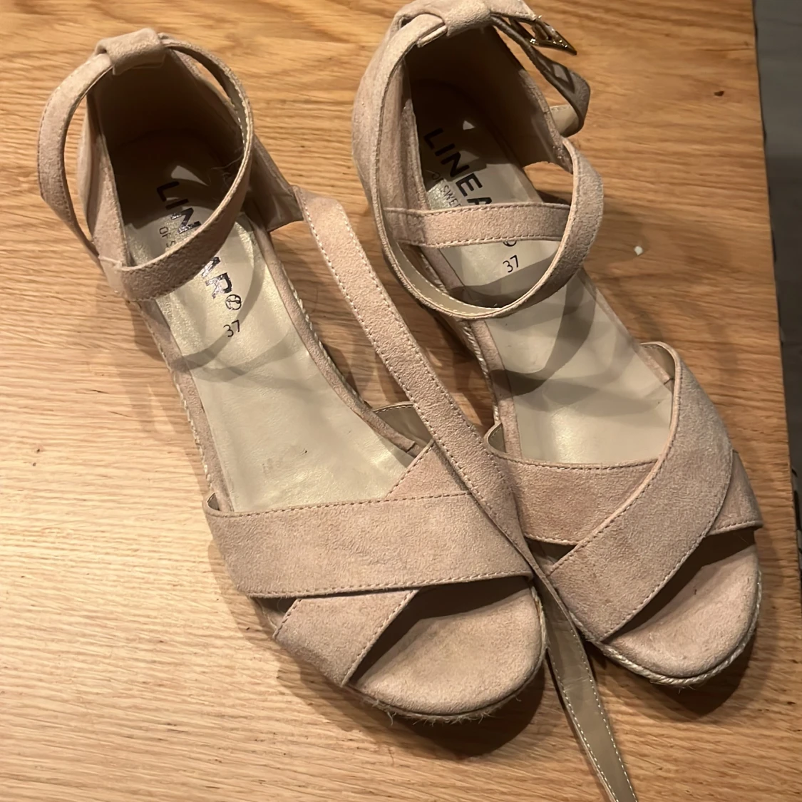 Beige kilklackssandaler från Linear - 1