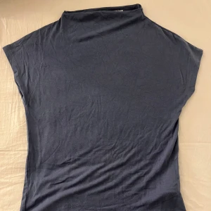 Mörkblå topp från 157 - Jätte snygg mörkblå topp från lager157. Storlek 150 men passar mig som har storlek S💘💘