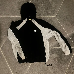 Corteiz  - Säljer min svarta corteiz windbreaker eftersom jag inte längre använder den. Den är använd några gånger och den är i perfekt skick. !Skriv för mer information eller om priset!