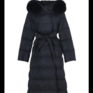 Furstockholm jacka - Jättefin jacka som beställdes i två storlekar då jag var osäker säljer den ena. Har lapp och är oanvänd. Köptes för 2800kr säljer för 2400kr storlek S