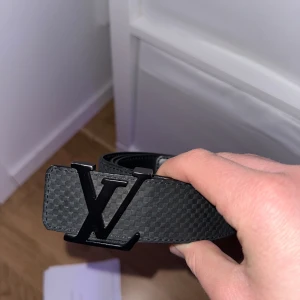 Louis Vuitton bälte  - Louis Vuitton bälte min pappa gav till mig från sin egna kollektion, bältet är självklart äkta och en person som äger eller vet om Louis Vuitton bälten kan se det direkt men har tyvärr ingen box eller något att visa men om någon vill legit checka får de göra det, kan skicka fler bilder på allt! Skriv vid intresse eller frågor!🤝