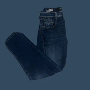 Mörkblå jeans från Replay - Säljer ett par snygga mörkblå jeans från Replay i modellen Anbass. De har en klassisk femficksdesign och är i mycket bra skick. Perfekta för både vardag och fest! 🕺 Kom med bud DESSA SÄLJS BILLIGT först till kvarn! 🫵