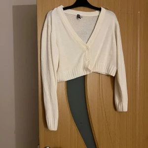 Vit/beige kofta  - Använd fåtal gånger, är lite oversized 