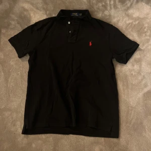 Svart Ralph Lauren Piké  - Tja! Säljer en tvärfet pikétröja från Ralph Lauren. Skick 9/10. Inte använd särskilt mycket. Nypris 1400🍾. Hör av er vid frågor å funderingar 👍