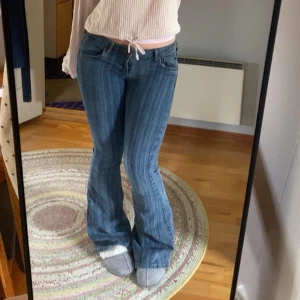 Supercoola bootcut jeans  - Snygga blå bootcut jeans med ränder på💕💕🙌🙌 Har du några frågor eller vill se fler bilder så är det bara att kontakta mig🥰.                                            (OBS ‼️avklippta längst nere pga att de var för långa för mig som är ca 165).                 