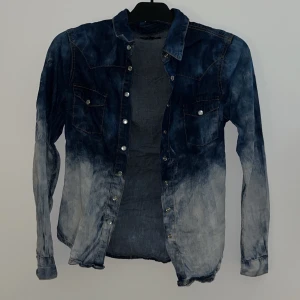 Blå och vit skjorta - Snygg skjorta  i blått och vitt med en cool ombre-effekt som ser ut som jeans tygg. Skjortan har långa ärmar och knappar framtill. Perfekt för en avslappnad vardags look med touch av denim.