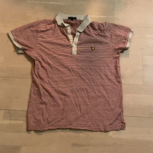 Stilig lyle and Scott pike - En vintage lyle and Scott pike, med en speciell med ändå snygg look. Storleken är L men passar M