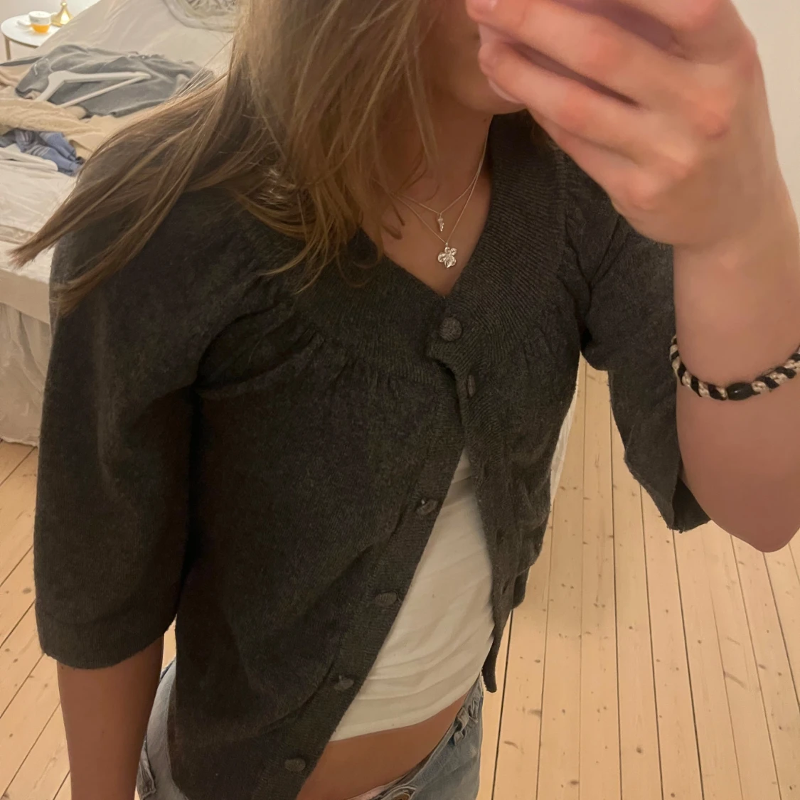 Grå kofta med knappar