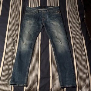 Replay jeans - Säljer nu dessa Replay jeans slitningar då dom knappt kommer till användning längre. Jeansen har den klassiska 5-ficks designen och en insydd Replay skylt i läder. Storlek: 30/32            Undrar ni något så är de bara att fråga🤗