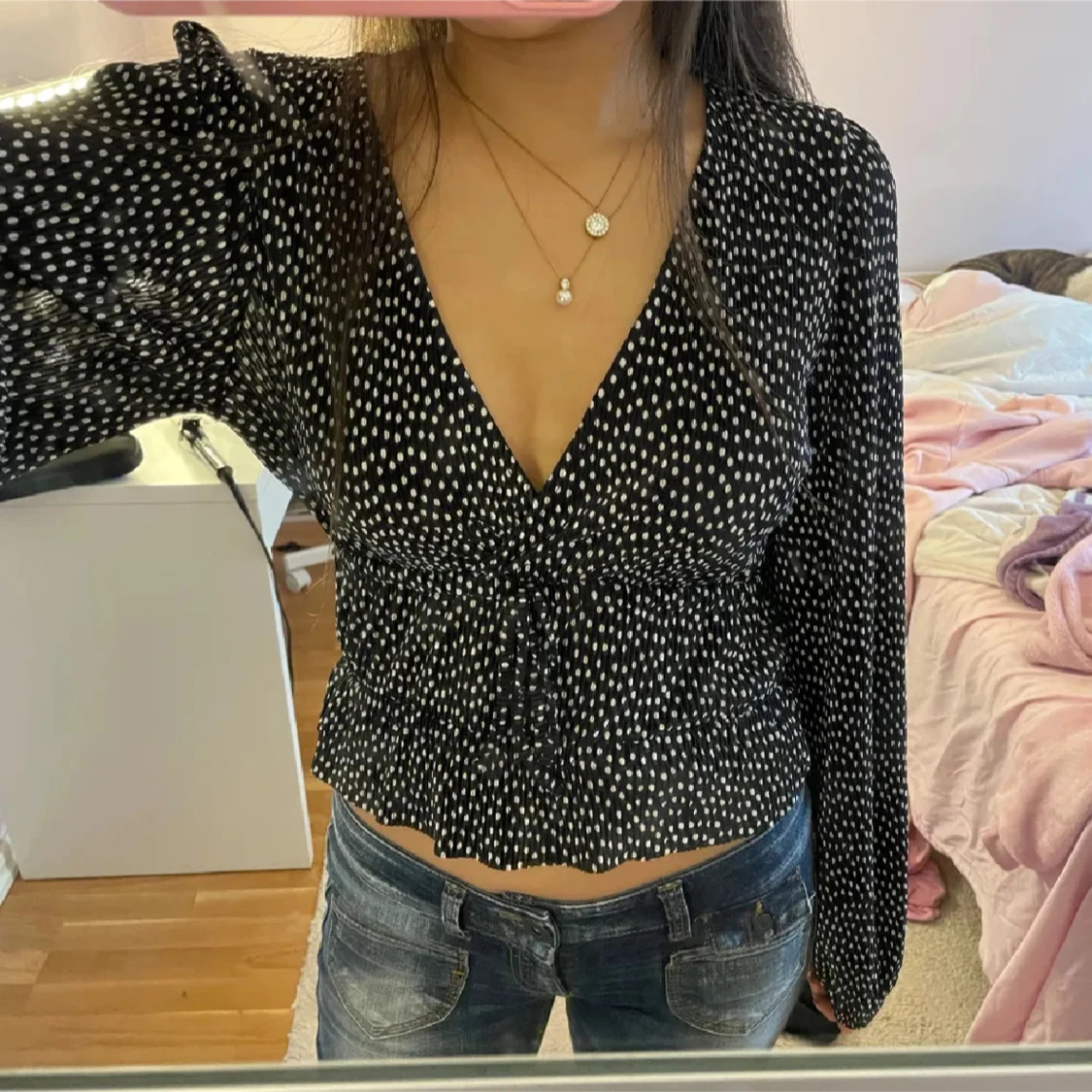 Svart blus med vita prickar