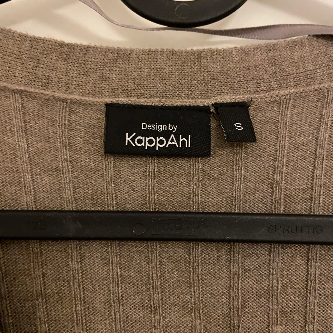 Beige ribbad långklänning från KappAhl - 2