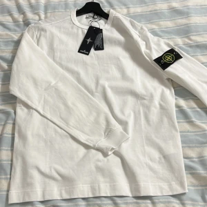 Vit långärmad tröja från Stone Island - Säljer min Stone Island tröja som är köpt i Storbritannien av min kusin, Tröjon är köpt för 285P vilkets motstå ca 3000kr men jag säljer den för halva priset. Anledningen till att jag säljer den är att den inte passar mig. Priset är inte hugget i sten och kan ta byten.