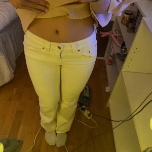 Vita jeans - Snygga vita jeans med bakfickor ifrån Gina tricot!💕Storlek 32 passar de som vanligtsvis har Xxs/Xs och 31 (längd)  i jeans. Lortiga längs ner på benen på INSIDAN ( se bild 4) men syns inte jättemycket på utsidan (se bild 5)!!  Använd 1 gång, så de är i bra skick förutom längst ner på byxorna!!💕Bootcut och lowwaist/midwaist