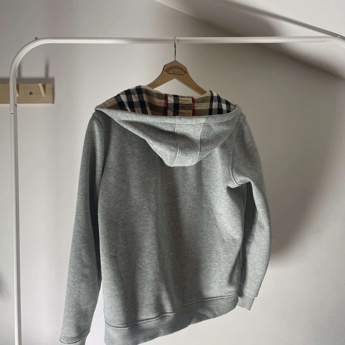 Grå hoodie från burberry - 1