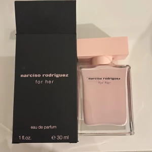 Narciso Rodriguez For Her Eau de Parfum - Elegant och feminin parfym från Narciso Rodriguez i en stilren rosa flaska med svart kartong. Ej använd 