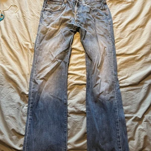 Levis 501 jeans - Klassiska Levis 501 jeans i blå denim. De har en baggy look, jag har sytt dom low waist men går att ta bort stygnen!💕