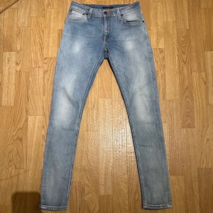  Nudie Jeans - Säljer nu mina Nudie jeans i nytt skick inga defekter på byxorna storleken W29L32
