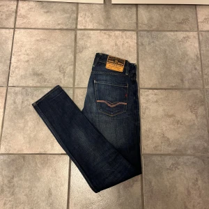 Mörkblå jeans från replay (75%) RABATT!! - Säljer nu dessa feta jeans från replay anbess i storlek W29-L34 nästan aldrig använda så skick som nya🤗pris 450kr ny pris 1799kr🌴 hör av dig vid funderingar😊 