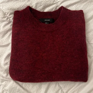 Vinröd tröja från Vero Moda - Säljer en mysig vinröd tröja från Vero Moda. Tröjan har en klassisk rund hals och långa ärmar, perfekt för kyligare dagar. Den är tillverkad i ett mjukt material som ger en bekväm passform. Passar utmärkt till både jeans och kjol. Hör av dig vid intresse!Tröjan är size M men känns som S 🍂