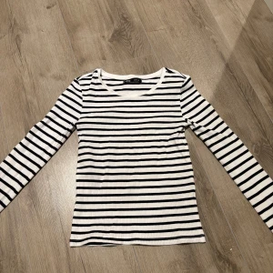 Randig långärmad tröja - Helt ny randig tröja! Från sinsay. Storlek: S 