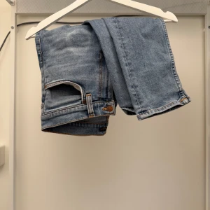 Nudie jeans  - Tjena! Säljer ett par Nudie jeans i ett bra skick! Dom är använda och har 2 defekter som knappast nyns när dom är på! Undrar ni något så är det bara att höra av sig!😁