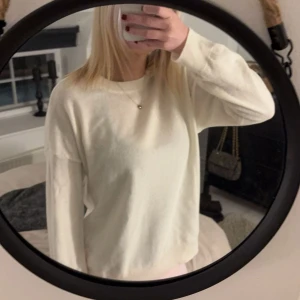 Vit tröja från Gant - Säljer en stilren vit tröja från Gant. Tröjan har långa ärmar och ribbade muddar vid ärmslut och nederkant. Perfekt för en avslappnad och snygg look. Prislapp på.