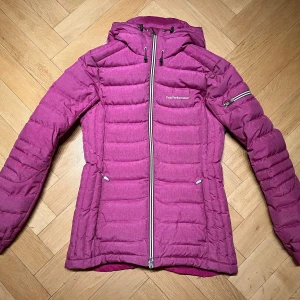 Peak performance skidställ - Fint skidställ från Peak Performance i storlek small.  Jackan är en Frost Ski Down Jacket, den är vind-, vattentät och dunfodrad. Fullständig produktinformation och storleksguide finns att läsa på Peak Performances sajt.  Byxan är en Anime Pant, den är vind och vattentät samt lätt fodrad och precis som jackan dressad i snittet. Även här finns info och storleksguide på Peak Performances sajt.  Båda plaggen är använda men i väldigt gott skick. Inga fläckar, revor eller hål finns.  Säljes som set