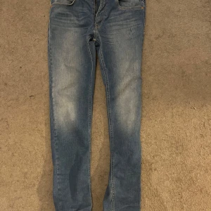 Blå jeans från Replay - Snygga blå jeans från Replay.