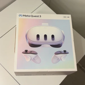 Meta Quest 3 VR-headset - Säljer ett Meta Quest 3 VR-headset med 512 GB lagring. Köptes i oktober 2024 på Elgiganten för 6995 kr och har använts sparsamt sedan dess, så skicket är otroligt bra. Kvittot på köpet finns kvar. Kommer i originalförpackning.