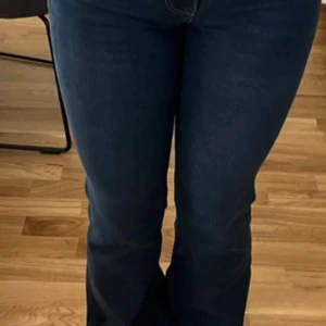 Low waist mörkblå bootcut jeans - Snygga mörkblå bootcut jeans low waist, frågor skriv gärna, fler bilder som skickar jag!!!priset går att diskustera!!! 💗💗